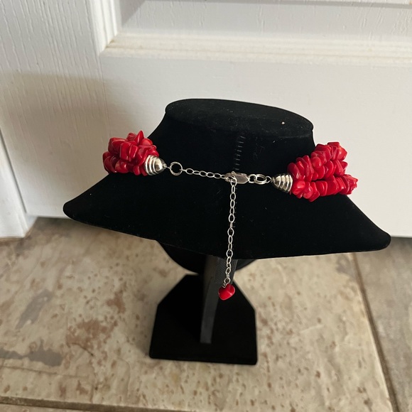 Beautiful Three Strand Red Coral Oyster Shell Chip Necklace. - Picture 4 of 5